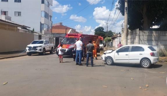 Condutor de triciclo fica ferido em acidente com carro que avançou parada obrigatória 