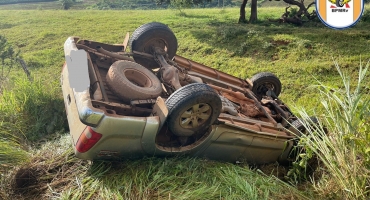 Motorista perde controle direcional e capota veículo  na MG-230 em Serra do Salitre 