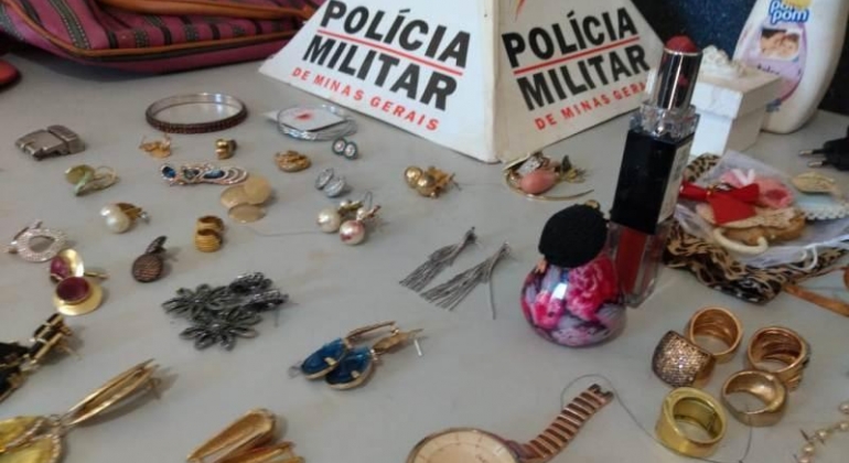 Polícia Militar recupera produtos furtados em residência no Bairro Caiçaras em Patos de Minas 