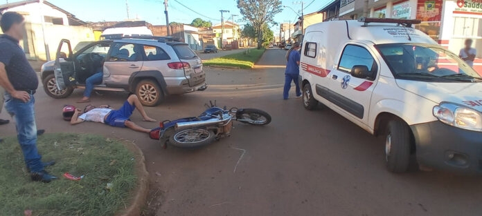 Acidente deixa motociclista ferido na Avenida Tancredo Neves em Carmo do Paranaíba 