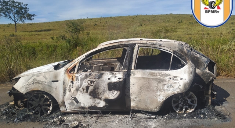 Automóvel sofre pane mecânica e pega fogo na MG-230 em Rio Paranaíba 