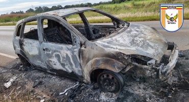  Incêndio destrói carro na MG-410, no município de Presidente Olegário