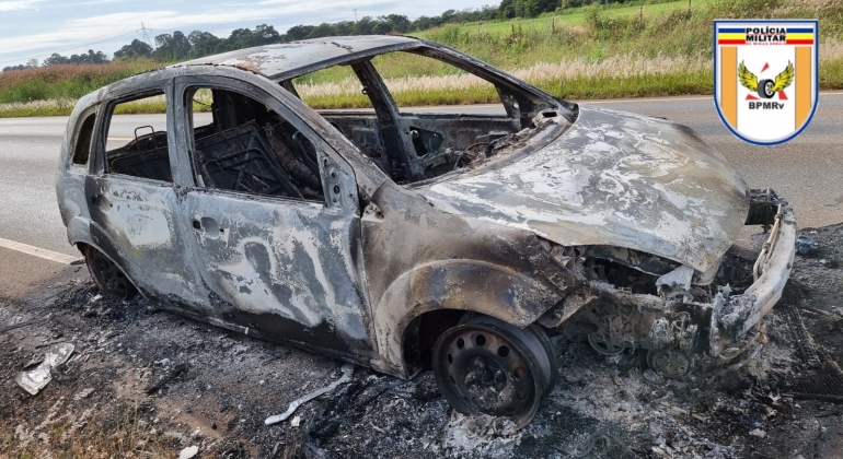  Incêndio destrói carro na MG-410, no município de Presidente Olegário