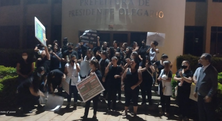 Professores da rede municipal de Presidente Olegário fazem manifestação em frente à Prefeitura
