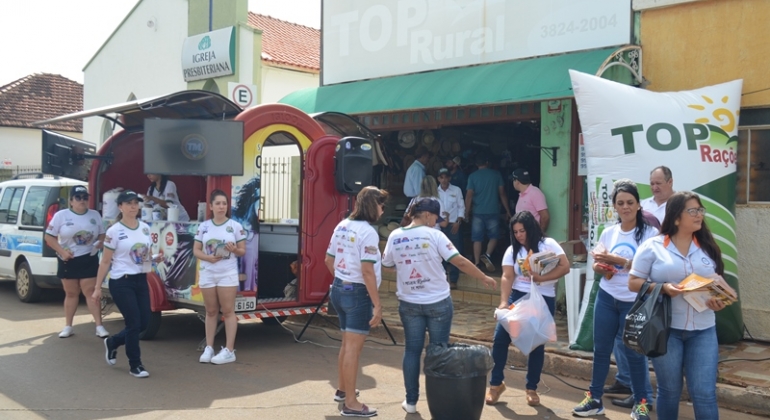 Pedágio da Festa do Feijão em Lagoa Formosa distribui passaportes e dezenas de brindes 