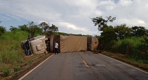 Acidente com carreta que derrapou e deu 