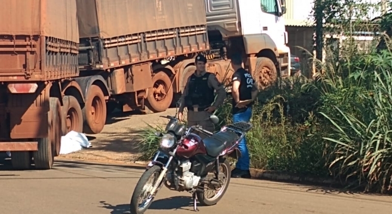 Jovem de 19 anos morre após colidir motocicleta contra carreta na BR-365 em Patos de Minas 