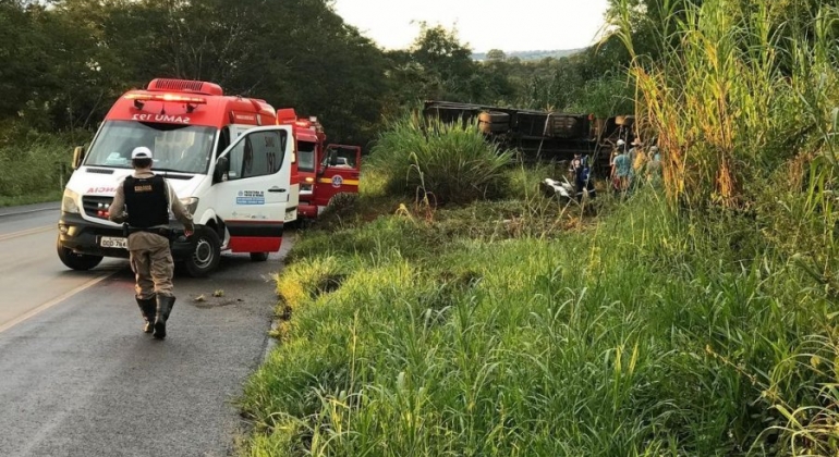 Motorista perde o controle da direção e capota caminhão na BR-354 entre Lagoa Formosa e Patos de Minas