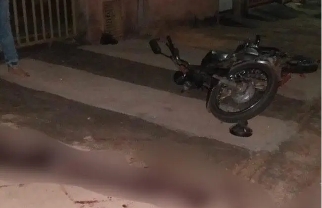 Condutor de motocicleta tem perna amputada após sofrer acidente em Patos de Minas