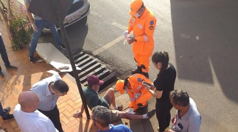 Corpo de Bombeiros realiza resgate de idoso que ficou com perna presa em bueiro na cidade de Patos de Minas