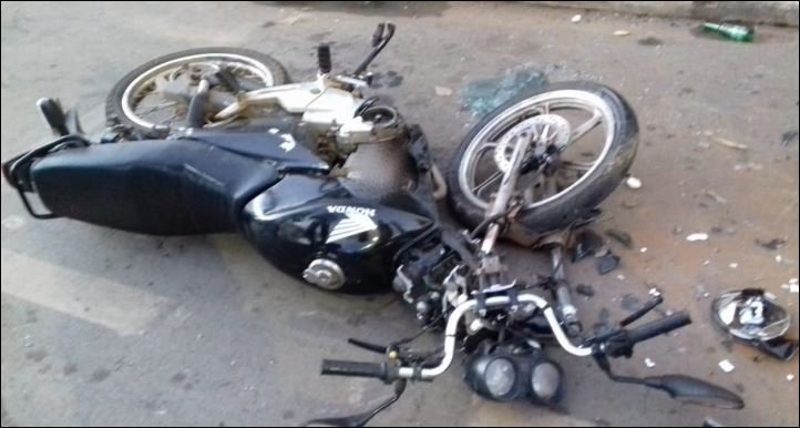 Condutora inabilitada colide motocicleta contra veículo estacionado em Patos de Minas. 