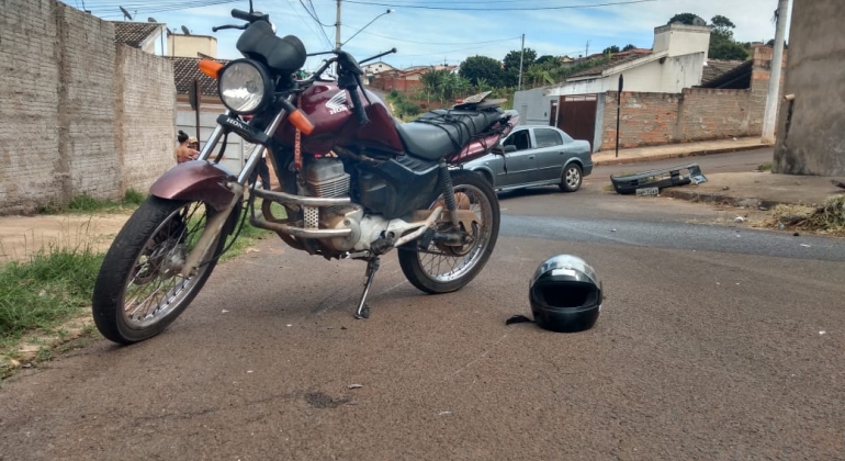 Motoqueiro fica gravemente ferido em acidente no Bairro Jardim Esperança em Patos de Minas 