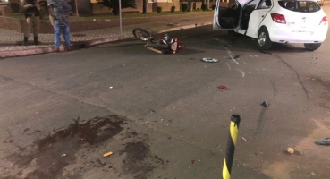 Motociclista avança sinal vermelho atinge automóvel e fica gravemente ferido em Patos de Minas 