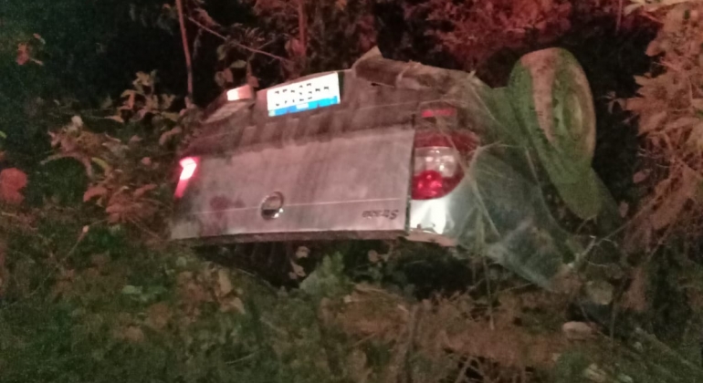 Motorista capota veículo na zona rural de Carmo do Paranaíba e todos os ocupantes ficam feridos