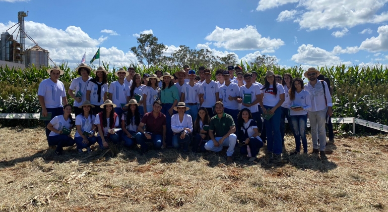 Alunos da Escola Estadual Nossa Senhora da Piedade de Lagoa Formosa visitam Dia de Campo 