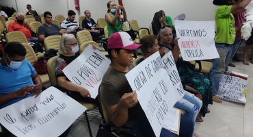 Contra o reajuste: manifestantes entram no plenário da Câmara Municipal em Patos de Minas e protestam