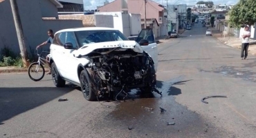 Colisão em cruzamento na cidade de Carmo do Paranaíba deixa dois veículos danificados 