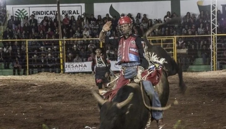 Patos 1 - Notícias de Patos de Minas e região  Peão da cidade de Luz é  campeão do rodeio em touros da Festa da Produção de Presidente Olegário