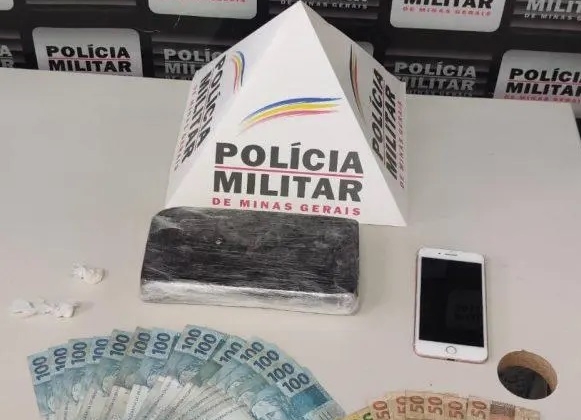 Polícia Militar e PRF apreendem mais de 1 quilo de cocaína pura em fundo falso de automóvel 