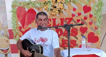 Adilson Batista “Rodovias” canta em homenagem ao dia das mães em Lagoa Formosa 