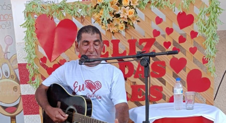 Adilson Batista “Rodovias” canta em homenagem ao dia das mães em Lagoa Formosa 