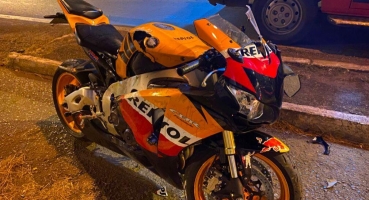 Motociclista de 19 anos colide veículo de 1000cc contra poste de iluminação pública em Patos de Minas