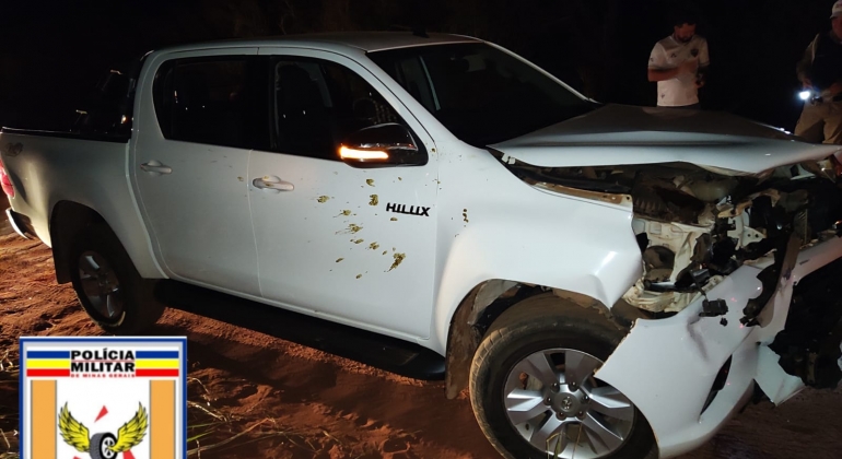 Motorista é surpreendido por bovino e não consegue evitar acidente na LMG-726 em Presidente Olegário