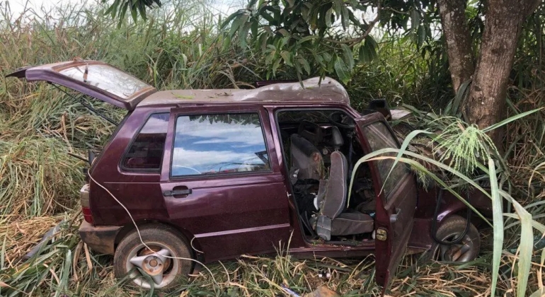 Cinco pessoas ficam feridas, entre elas duas crianças, em grave acidente na estrada que liga Patos de Minas ao Distrito de Alagoas