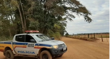 Bandidos fogem levando dinheiro e armas após invadirem fazenda e amarrar casal em cama 