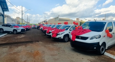 Prefeitura de Lagoa Formosa faz entrega de inúmeros veículos à população 
