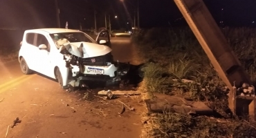 Outra vez: Motorista bate carro em poste na Avenida Afonso Queiroz em Patos de Minas