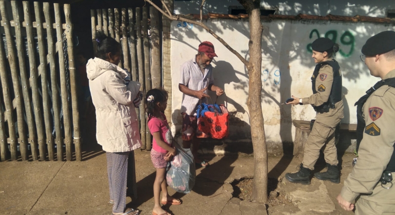 Polícia Militar de Lagoa Formosa entrega doações da Campanha do Agasalho; família necessita de alimentos (vídeo)