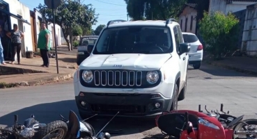 Condutora avança parada obrigatória e bate em motos no Bairro Alvorada em Patos de Minas