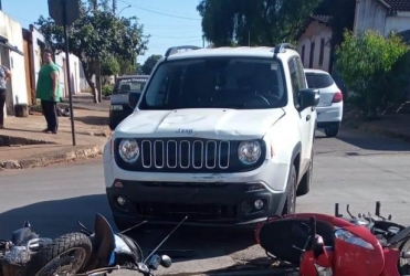 Condutora avança parada obrigatória e bate em motos no Bairro Alvorada em Patos de Minas
