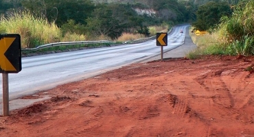 Buraco às margens da BR-365 é coberto de terras pelo DNIT de forma improvisada