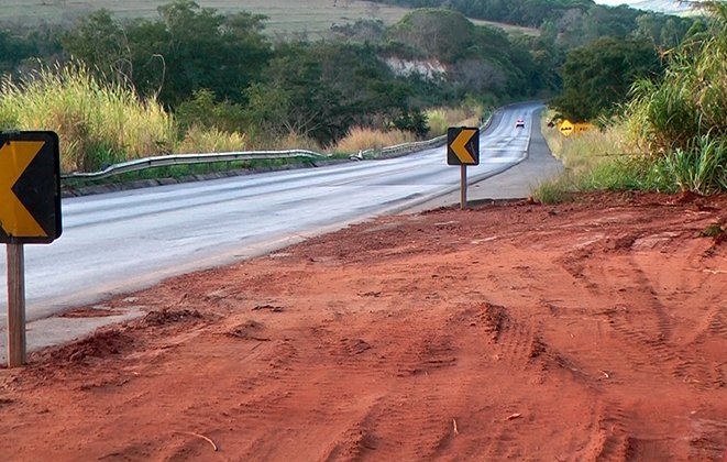 Buraco às margens da BR-365 é coberto de terras pelo DNIT de forma improvisada