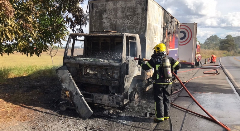 Caminhão baú incendeia na BR-365 entre Patos de Minas e Varjão 