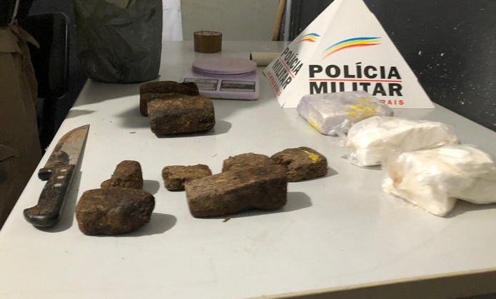 Polícia Militar de Patos de Minas localiza maconha e cocaína dentro de barril enterrado em mata no Bairro Planalto 