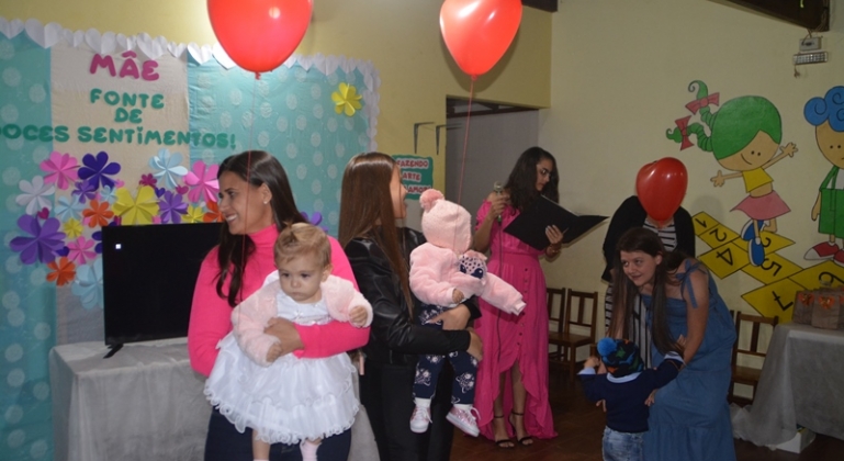 Centro Educacional Infantil Estrelinha do Saber realiza homenagem para comemorar o mês das mães 