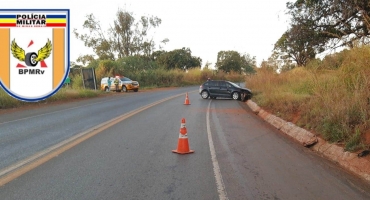 Condutor com sintomas de embriaguez bate veiculo em canaleta na MGC 354 próximo a Patos de Minas