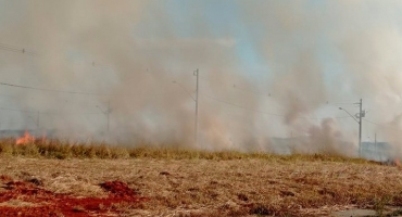 Corpo de Bombeiros combate incêndio no Bairro Planalto em Patos de Minas 