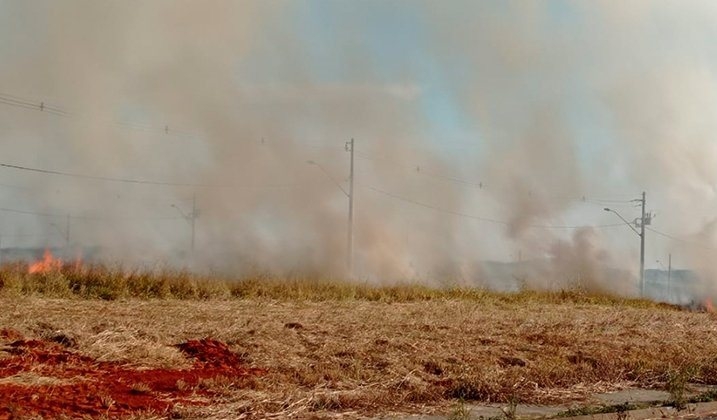 Corpo de Bombeiros combate incêndio no Bairro Planalto em Patos de Minas 