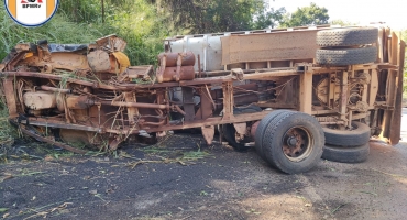 Caminhoneiro pula de veículo em movimento na MGC-354 após falha no sistema de freios 