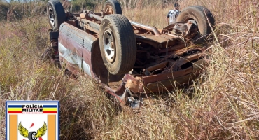 Motorista de 74 anos que seguia de Carmo do Paranaíba para Arapuá capota veículo na BR-354