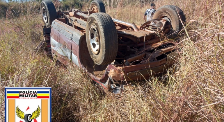 Motorista de 74 anos que seguia de Carmo do Paranaíba para Arapuá capota veículo na BR-354