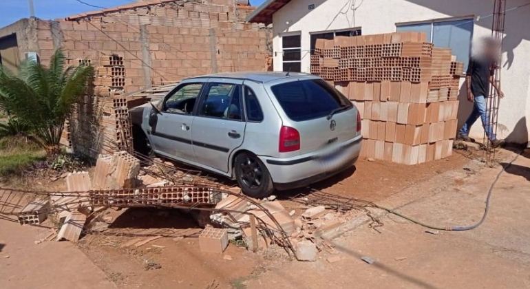 Motorista inabilitado colide veículo contra muro de residência em Patos de Minas e tenta evadir do local 