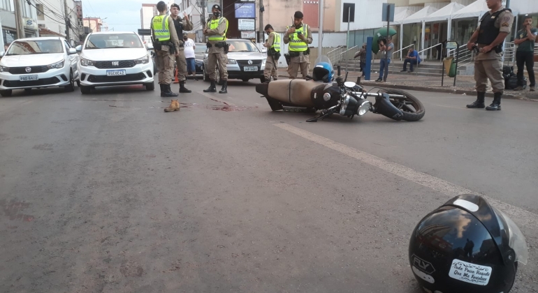 Motoqueiro em veículo com placas de Lagoa Formosa fica gravemente ferido em Patos de Minas