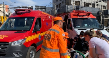 Idosa de 88 anos é atropelada por motoqueiro no centro de Patos de Minas 