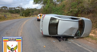 Condutor de 21 anos perde controle direcional e capota veículo na MG-235 no município de São Gotardo