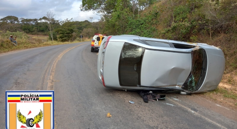 Condutor de 21 anos perde controle direcional e capota veículo na MG-235 no município de São Gotardo